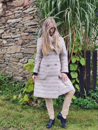 ✨ Podzim volá po eleganci, která je zároveň hravá i nadčasová. Tento kabát v jemných béžových tónech s geometrickým vzorem...