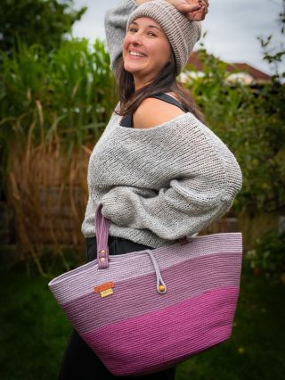 Udržitelná. Stylová. Jedinečná. Ručně vyráběná kabelka z recyklovaného materiálu, která myslí na planetu i na styl. Lehká,...