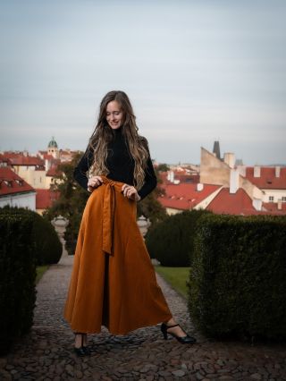 Jednoduchost, která zaujme. Koňaková sukně, která se hýbe s tebou – elegantní, pohodlná a dokonale padnoucí. Ruční výroba,...