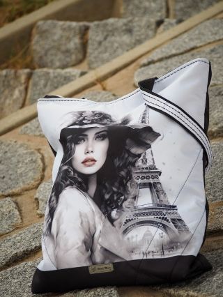 Kousek Paříže na každý den. Originální ručně šitá taška, která spojuje praktičnost a styl. Každý steh má svůj příběh – o...