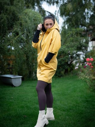 Zabal se do pohodlí a dobré nálady. Mikinošaty, které zahřejí i rozveselí – díky žlutému odstínu, který sluší každému dni....