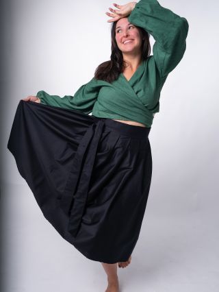 ✨ Jednoduchost, která mluví sama za sebe. Zavinovací sukně v černé barvě – univerzální kousek, který si rozumí s každou...